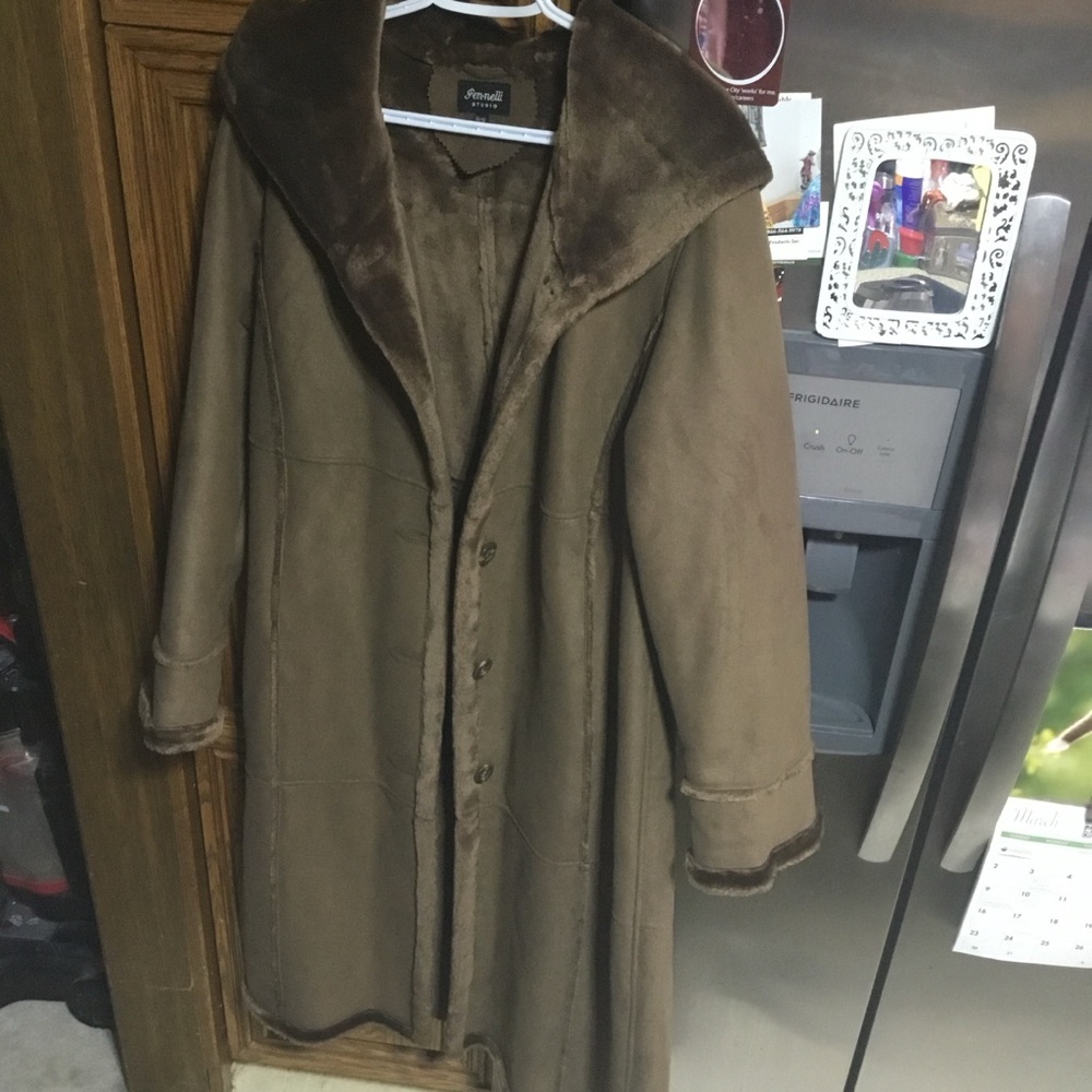 Brown Trench Coat with Plush Collar and Full-Length Design